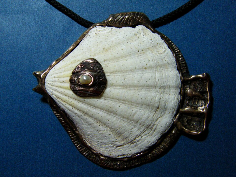 Bronze product the clams