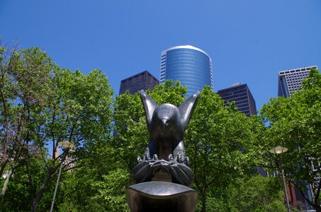 America the statue of buildings