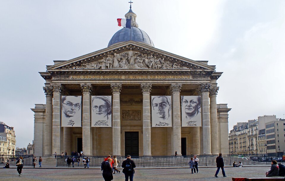 The pillars of the monument history