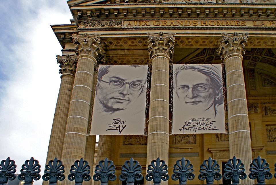The pillars of the monument history
