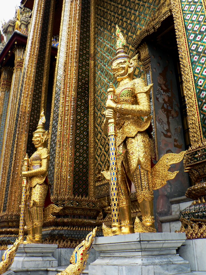 Statues palace divinity