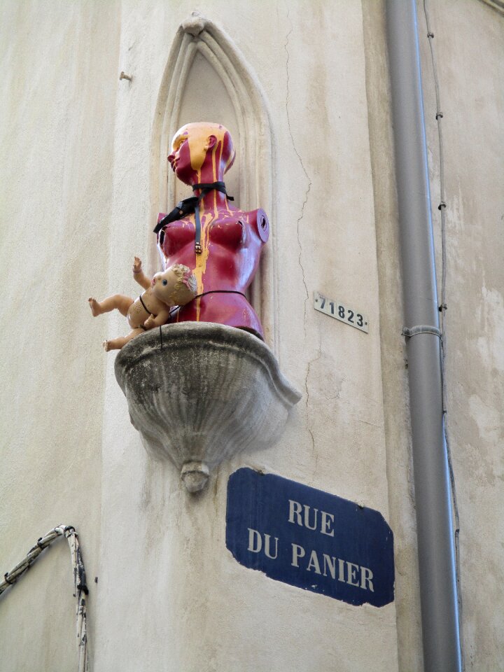 Doll madonna panier street