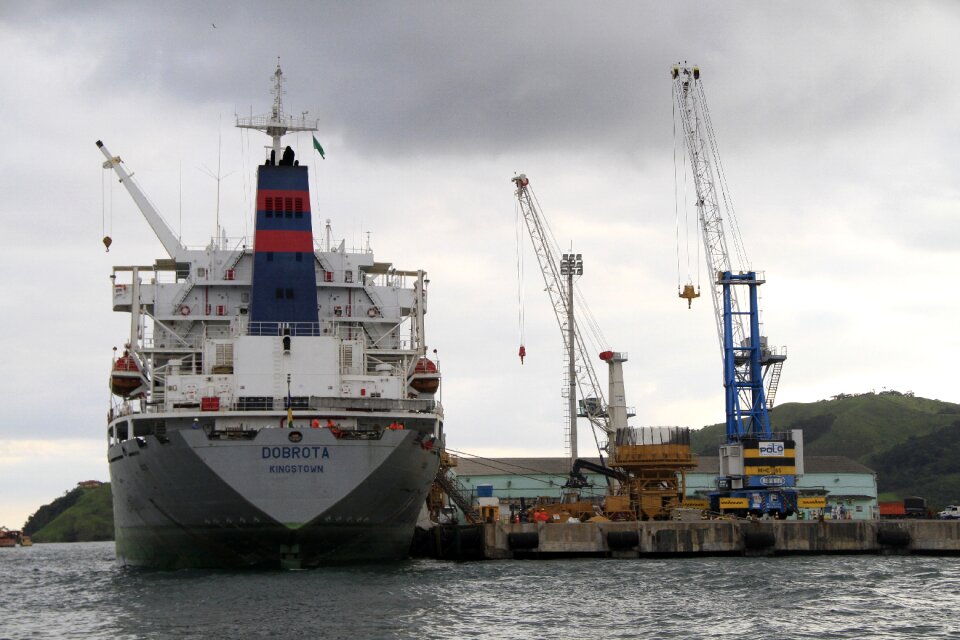 Freighter stern crane