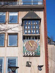 House facade clock time of photo