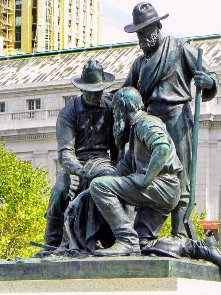 Statue bronze immigrant