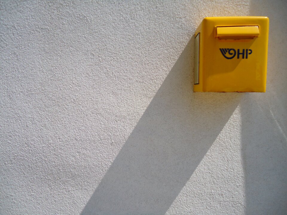 Yellow contrast wall