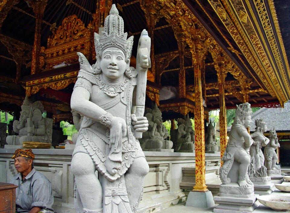Tirta empul god statue
