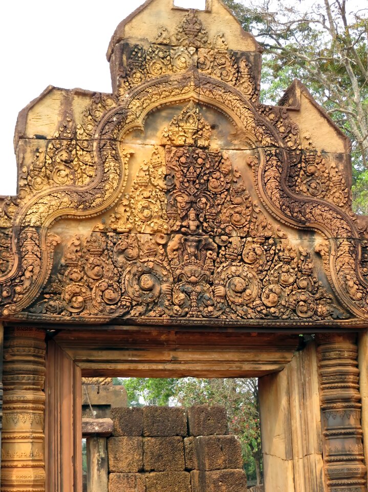 Banteay srei temple women statues