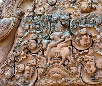 Banteay srei temple women statues