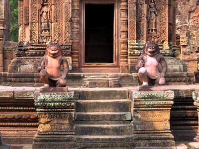 Banteay srei temple women statues