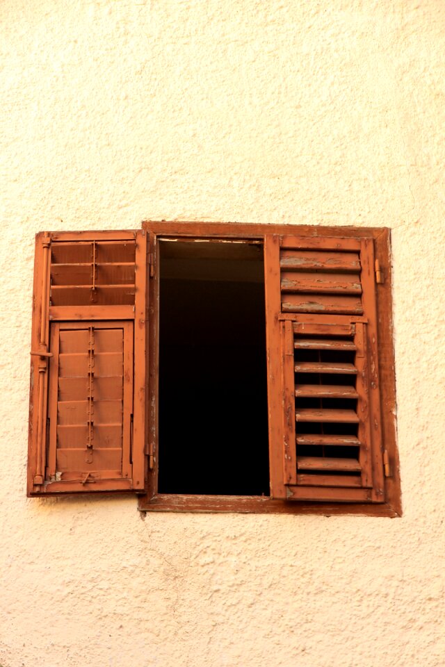 Facade open closed