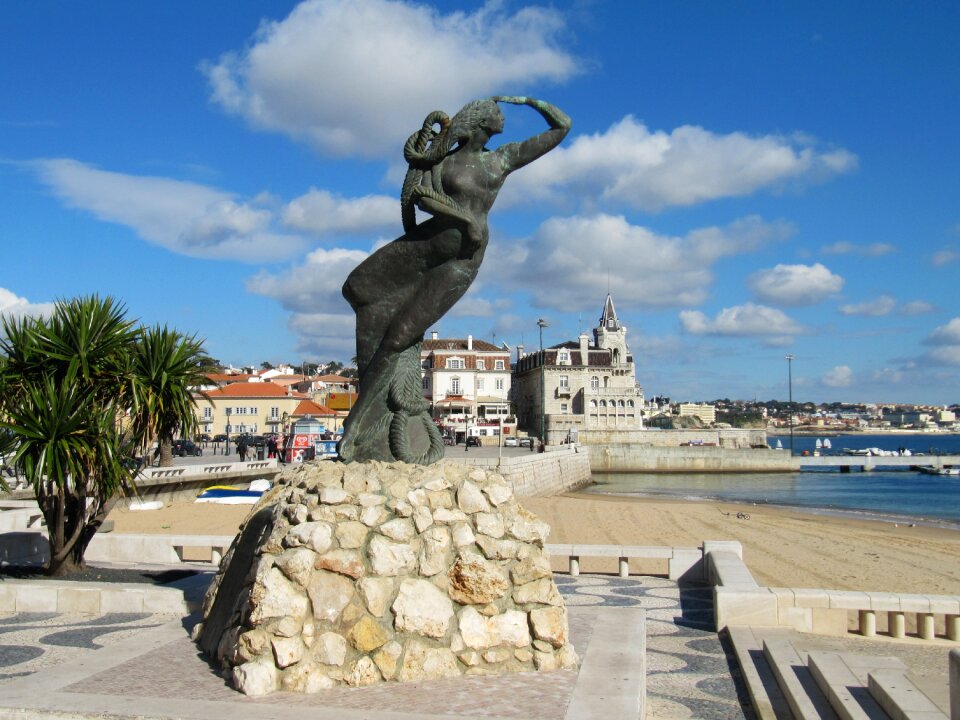 Statue coast by the sea