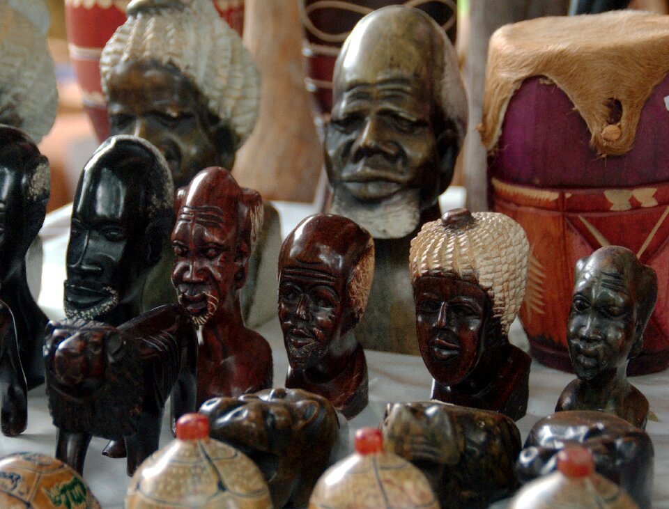 Market figurines statues