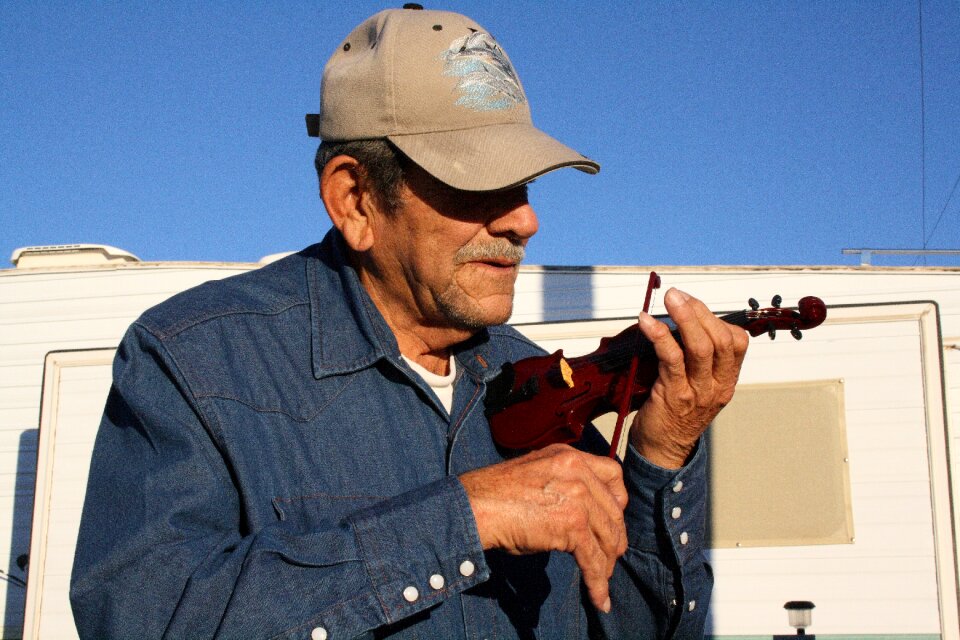 Old man violin musician