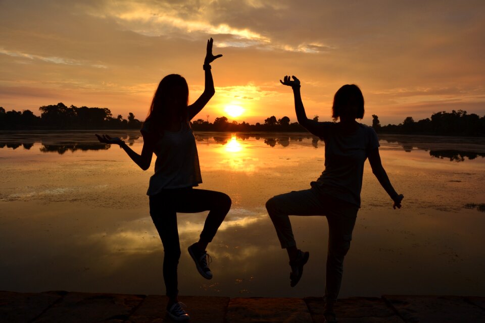 Dawn silhouettes women