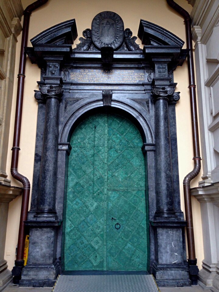 The door to the cathedral architecture history