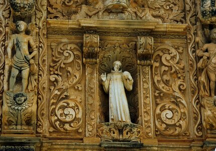Statue são francisco church portal