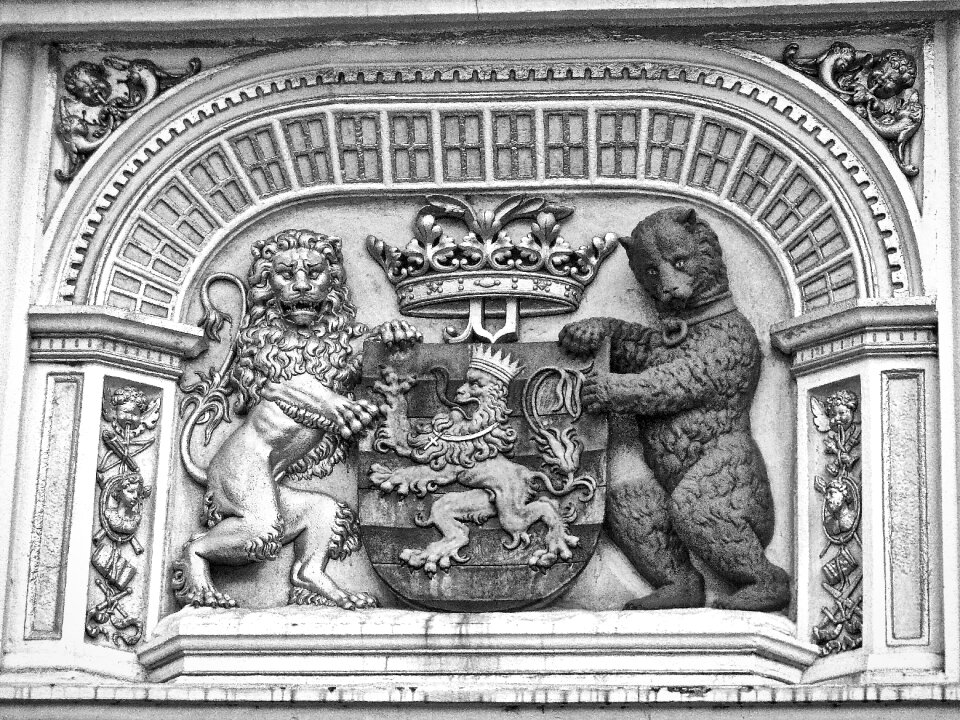 Bear stone decoration