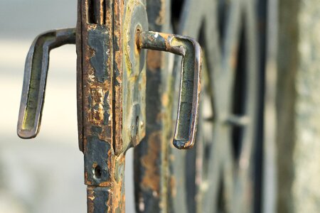 Handle rust opening
