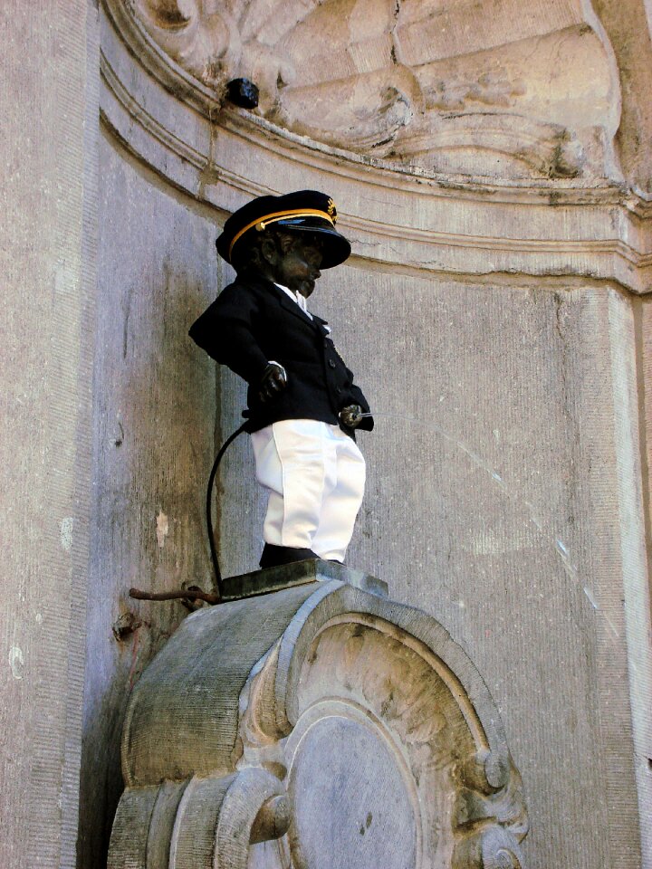 Brussels manneken pis statue