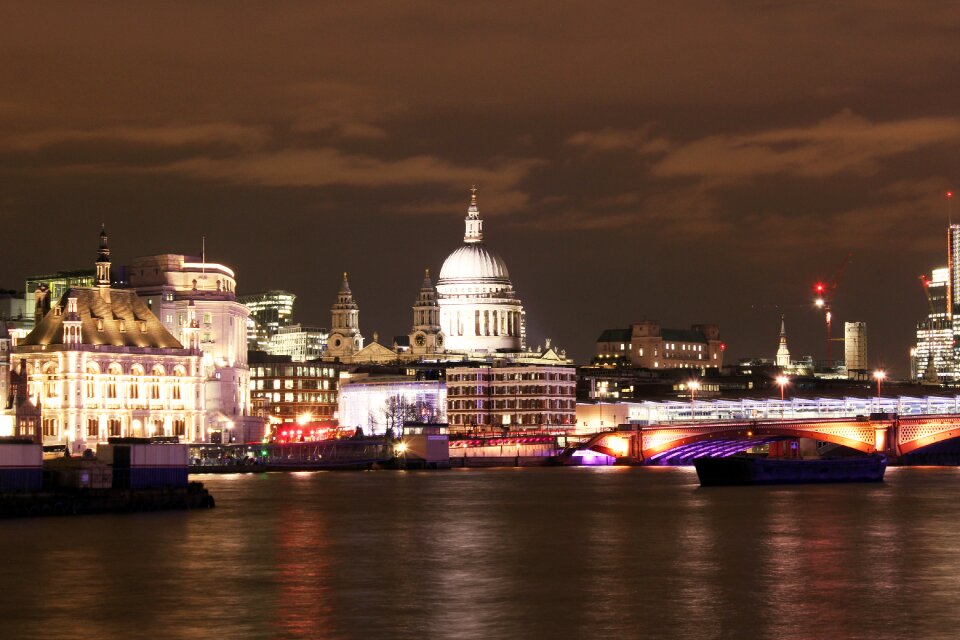 City thames river photo