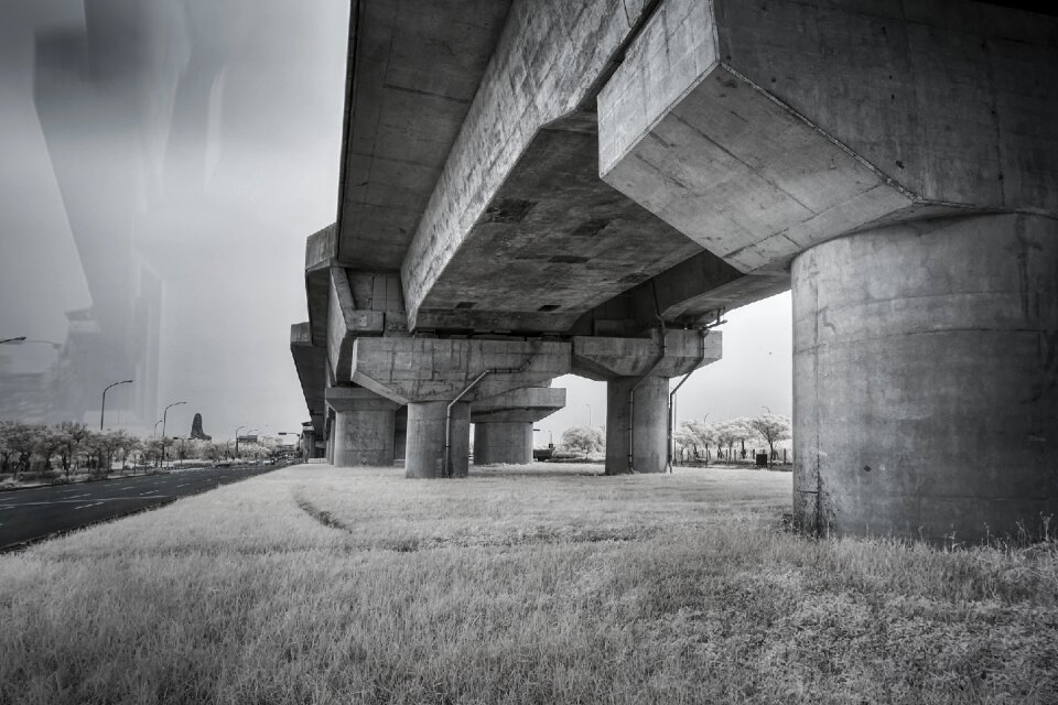 Chiayi high speed ​​rail bridge pier semi-infrared photography