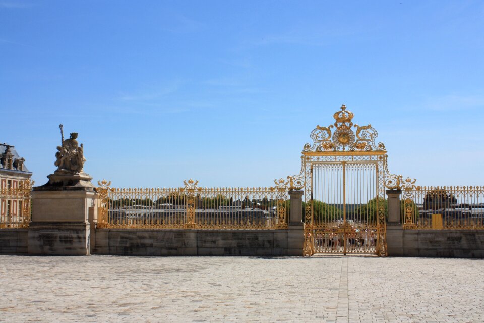 Magnificent gold paris