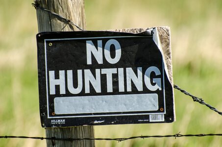 Wire barbed wire signage photo