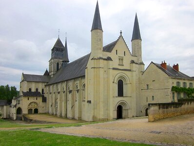 France chinon romanesque