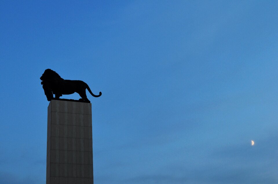 Leon source statue