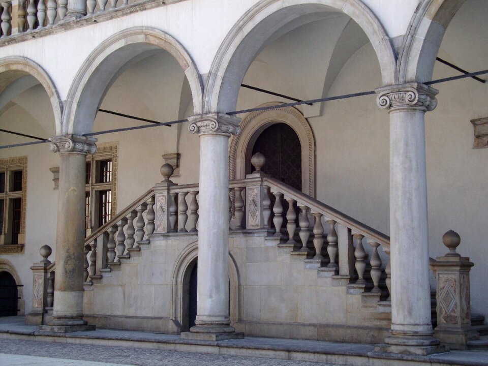 Monument architecture columns