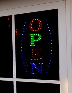 Note opening hours lettering