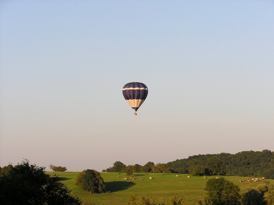 Hot-air ballooning nacelle ball