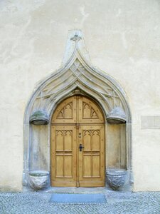 Luther door building