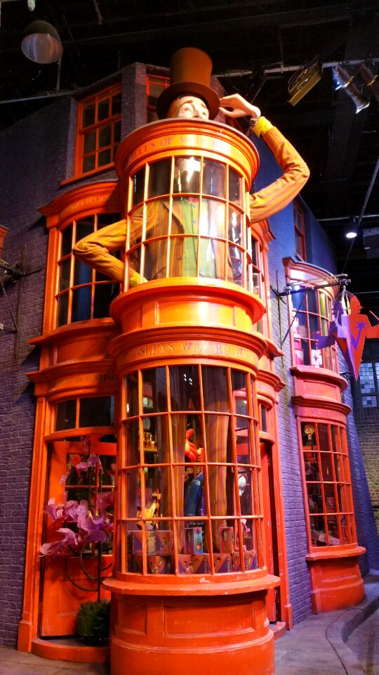 Harry potter studio diagon alley weasleys' wizard wheezes