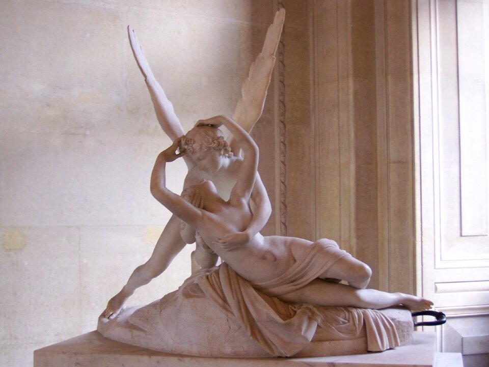 Sculpture kiss louvre