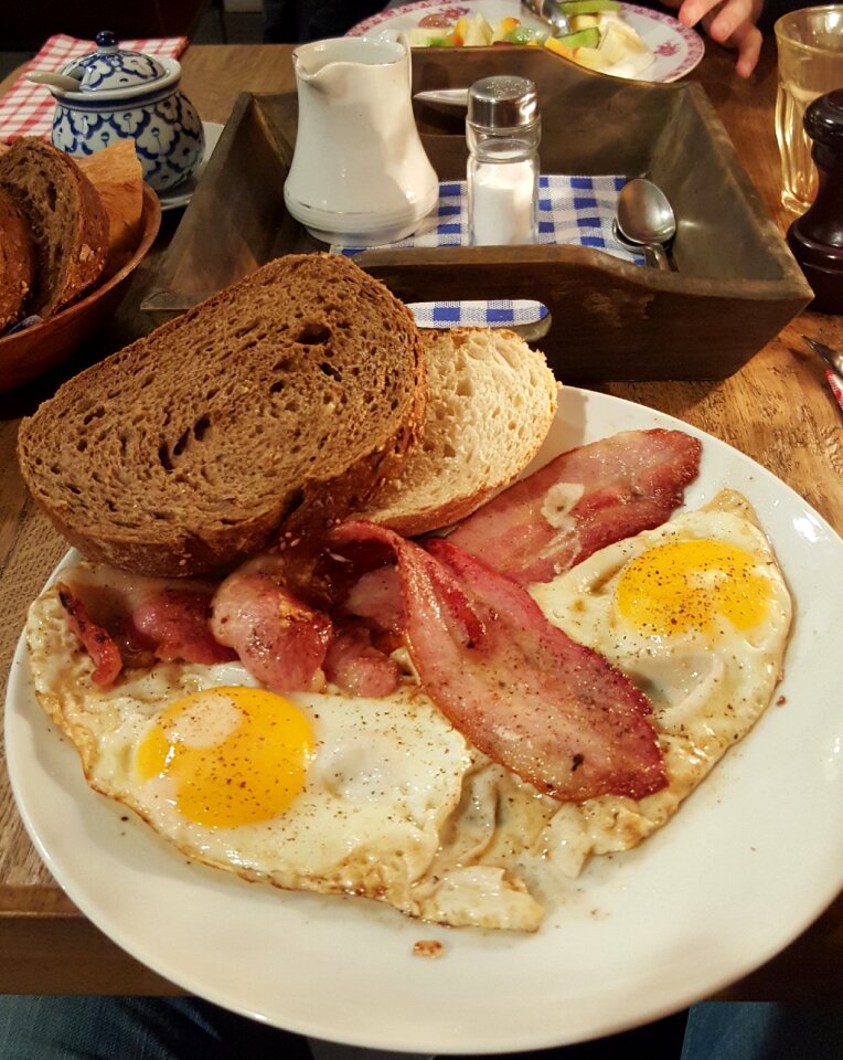 Becon cafe bread