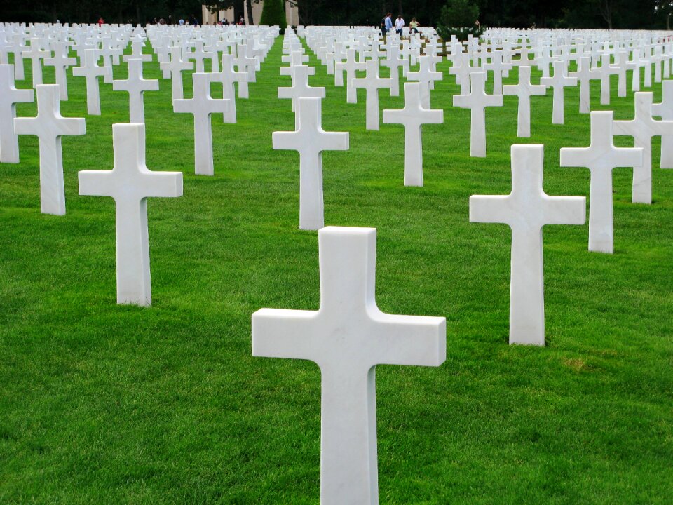 Cemetery second world war memorial