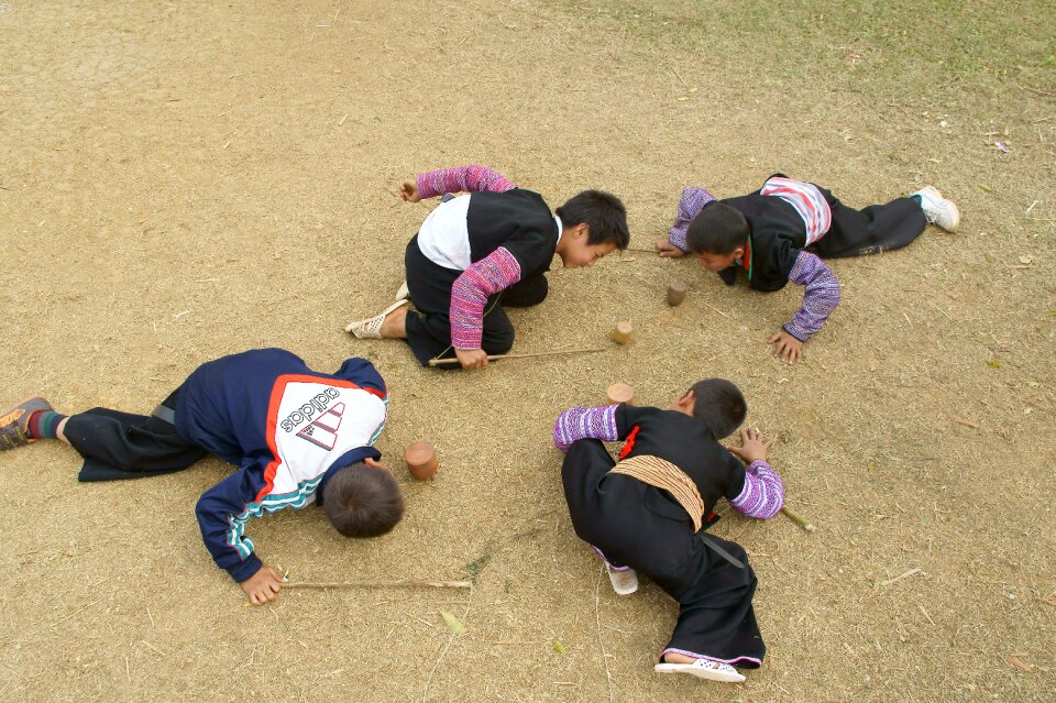 Four children uplands spinning on the ground