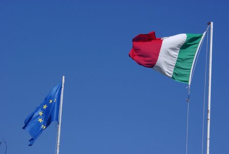 Italy flag wind ue
