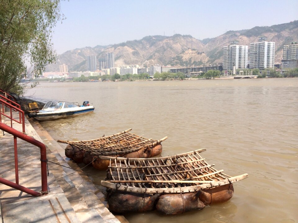 China hand boats crossing