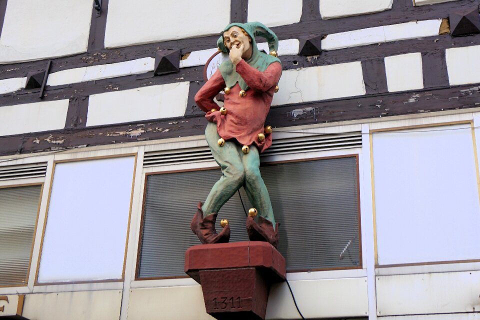 Warburg clown statue