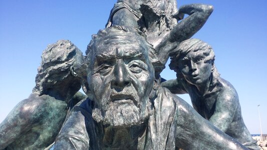 Blue face old man with children