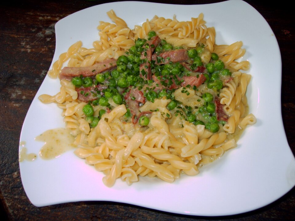 Cook eat peas and pasta