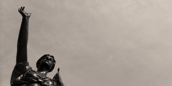 Statue himmel black and white