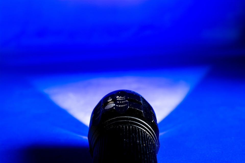 Glow light flashlight