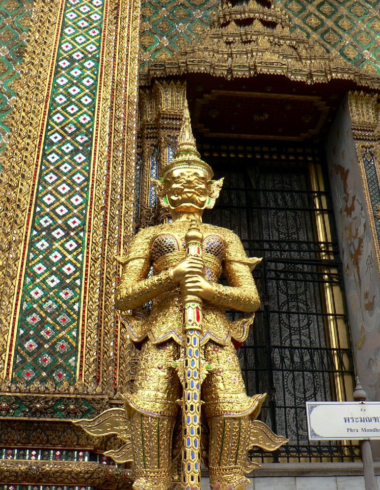 Guardian statue divinity