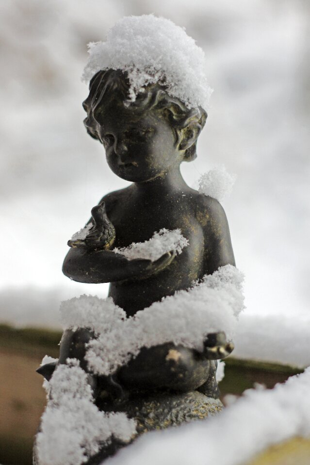 Statue putten angel figure