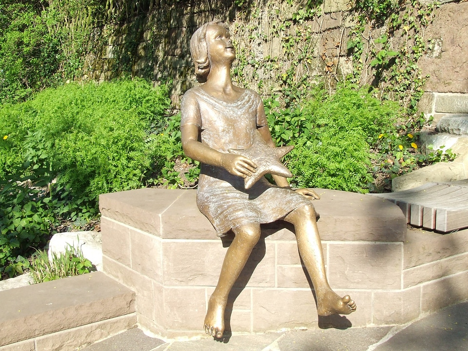 Sterntaler girl fairy tale