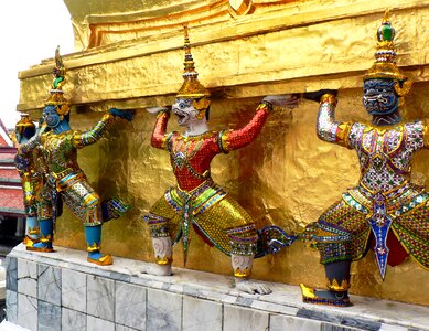 Guardian statue divinity